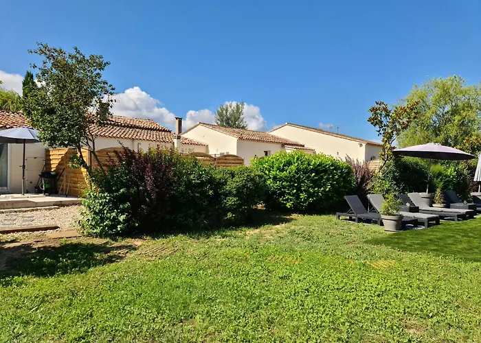 MAS GABELYS propriété privée avec parking ds jardin clos et terrasse avec superbe vue ste Victoire