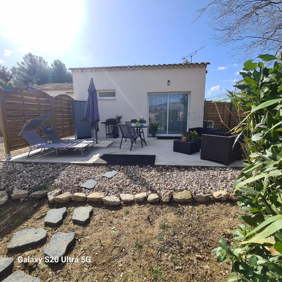 Appartement Mas Gabelys Propriété Privée Avec Parking Ds Jardin Clos Et Terrasse Avec Superbe Vue Ste Victoire *
