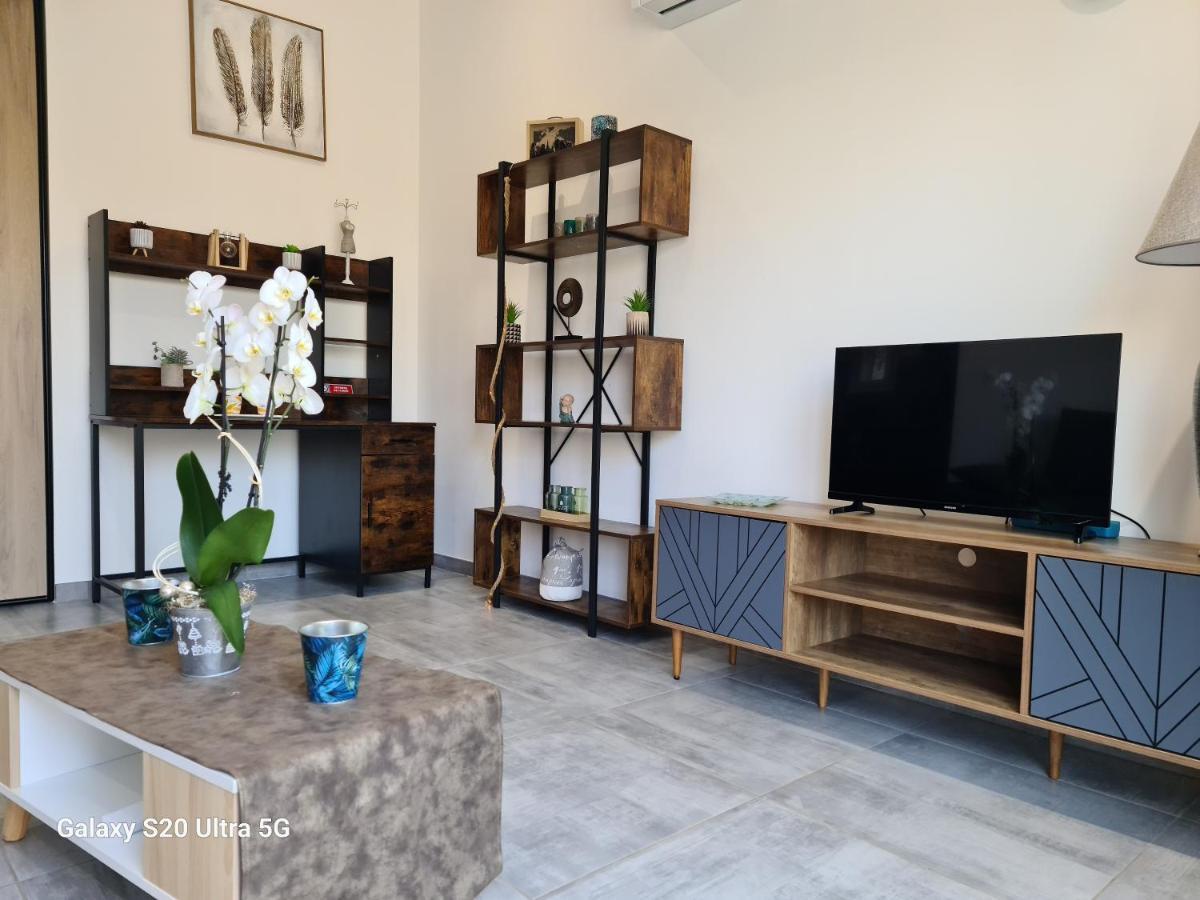Appartement Mas Gabelys Propriété Privée Avec Parking Ds Jardin Clos Et Terrasse Avec Superbe Vue Ste Victoire