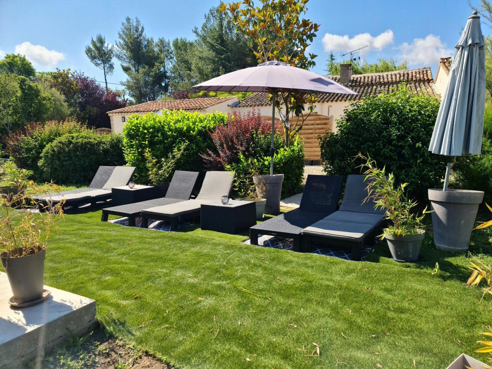Mas Gabelys Propriété Privée Avec Parking Ds Jardin Clos Et Terrasse Avec Superbe Vue Ste Victoire Appartement